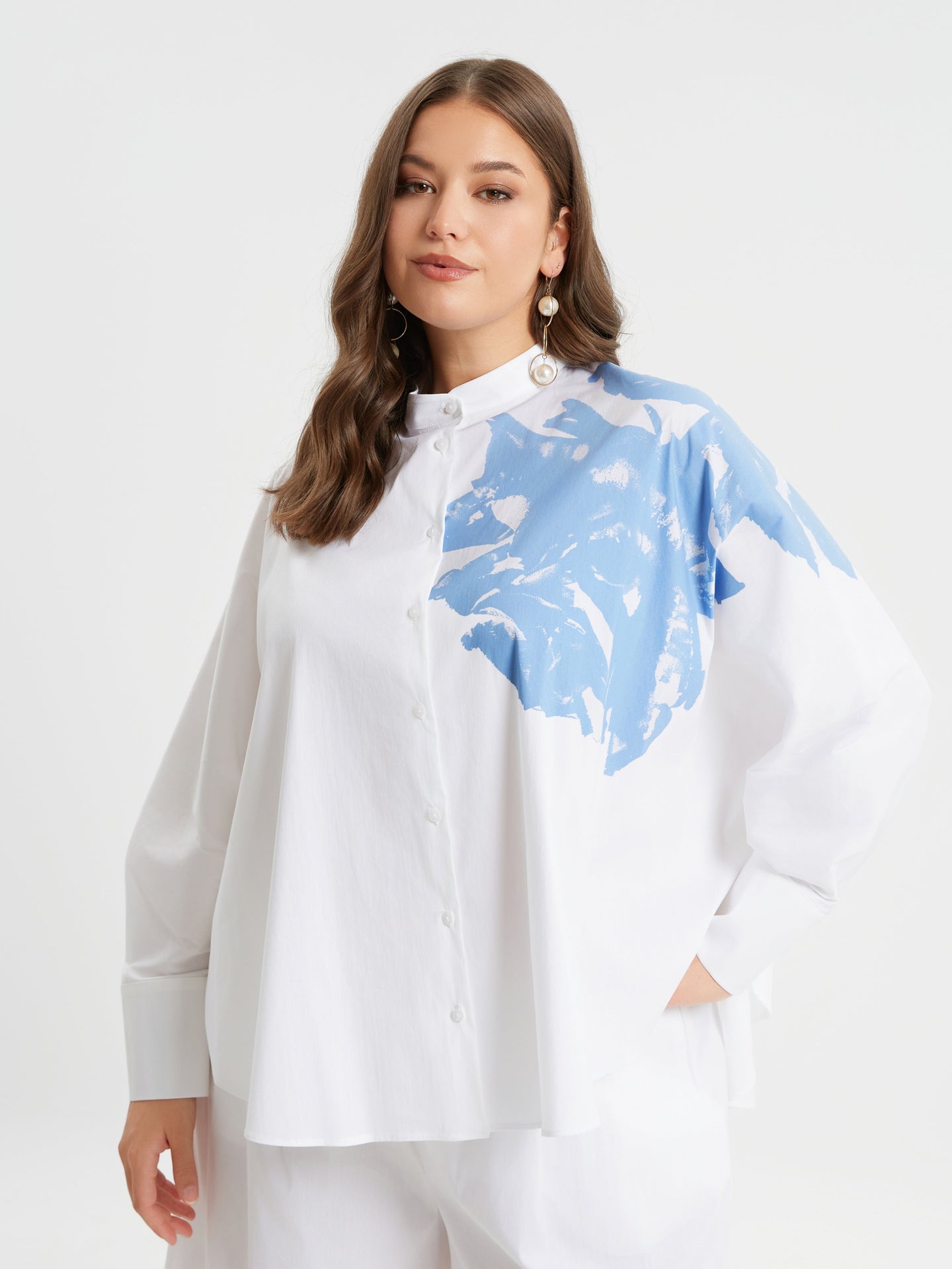 weite weisse Bluse mit Print von Mat Fashion_grosse Grössen_DE BOER plus Luzern_1