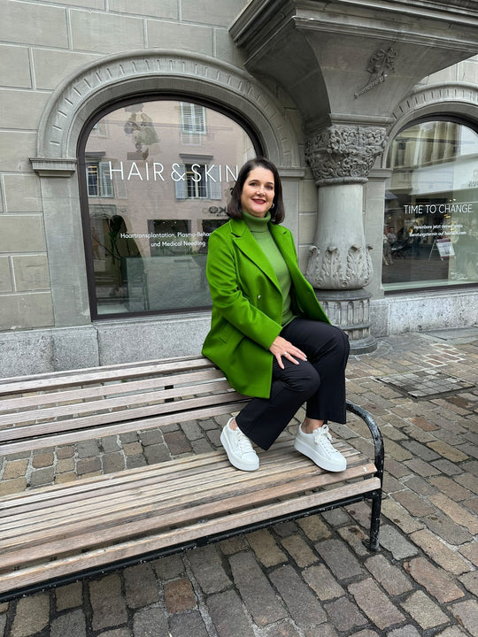 Wolljacke und Pullover in Grün mit Goldknöpfen und schwarzer Hose von ELENA MIRO_ DE BOER plus Luzern_