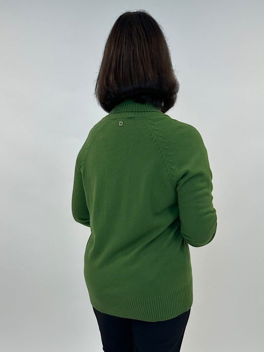 Rollkragenpullover in Grün mit schwarzer Hose von ELENA MIRO_ DE BOER plus Luzern 