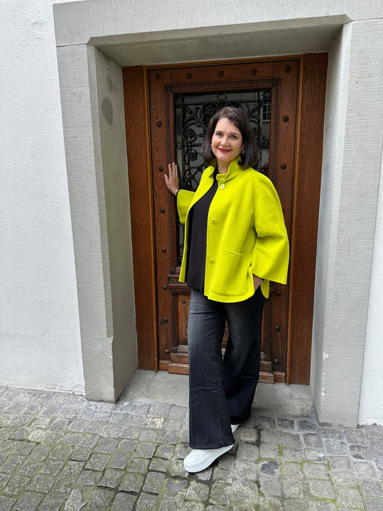 Gelbe Doubleface Jacke aus Wolle mit Viskose Pullover und schwarzer Jeans von Elene Mirò - grosse Grössen - DE BOER plus Luzern 