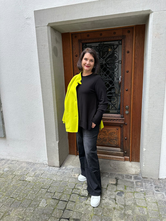 Doubleface Jacke in Geld mit schwarzer Jeans und schwarzem Viskose Pullover von Elene Mirò - grosse Grössen - DE BOER plus Luzern