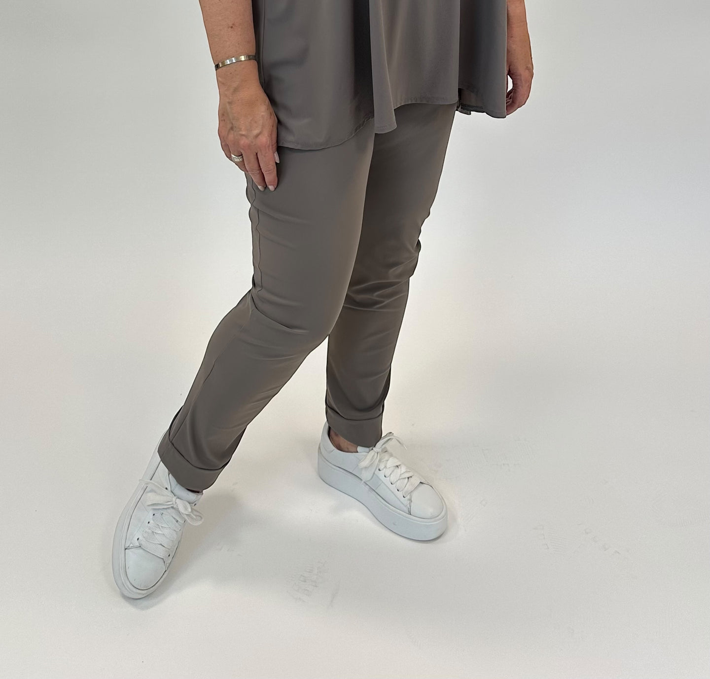 Techno Stretchhose mit Umschlag in Taupe von Zeitlos by Luana - grosse Grösssen - DE BOER plus Luzern 