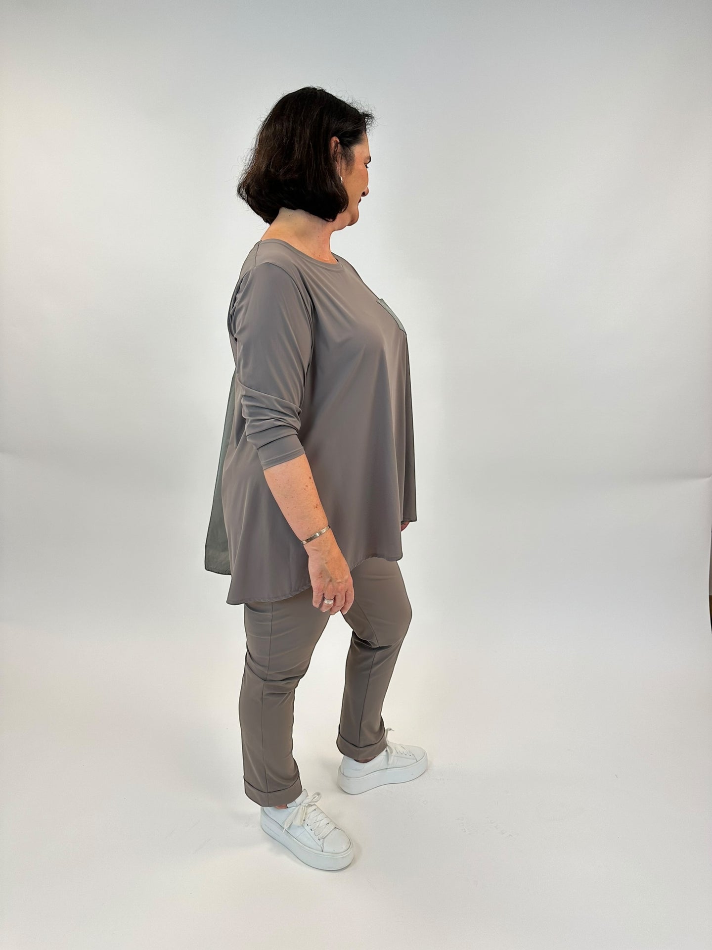 Blusenshirt und Stretch Hose mit Umschlag in Technomaterial in Taupe von Zeitlos by Luana - grosse Grösssen - DE BOER plus Luzern 