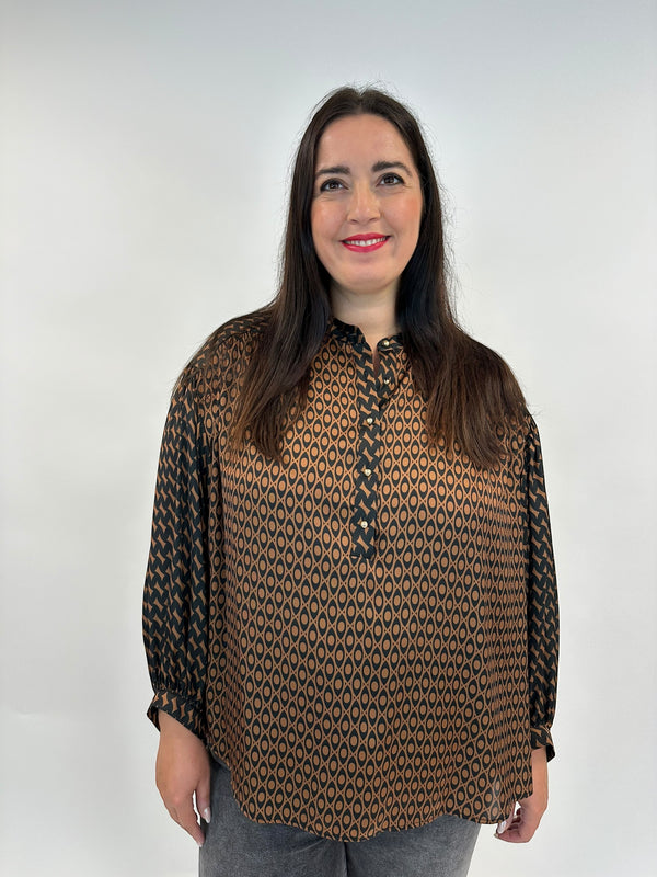 Bluse im Retro-Print von Mat Fashion - grosse Grössen - DE BOER plus Luzern 