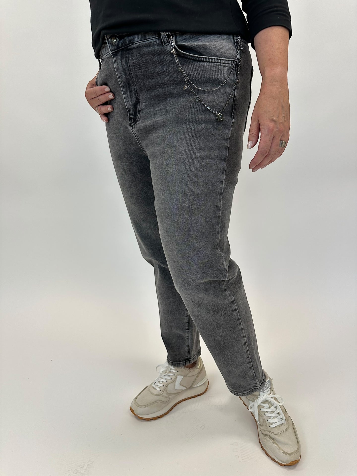 graue Jeans mit kleiner Kette von Mat Fashion - grosse Grössen - DE BOER plus Luzern 