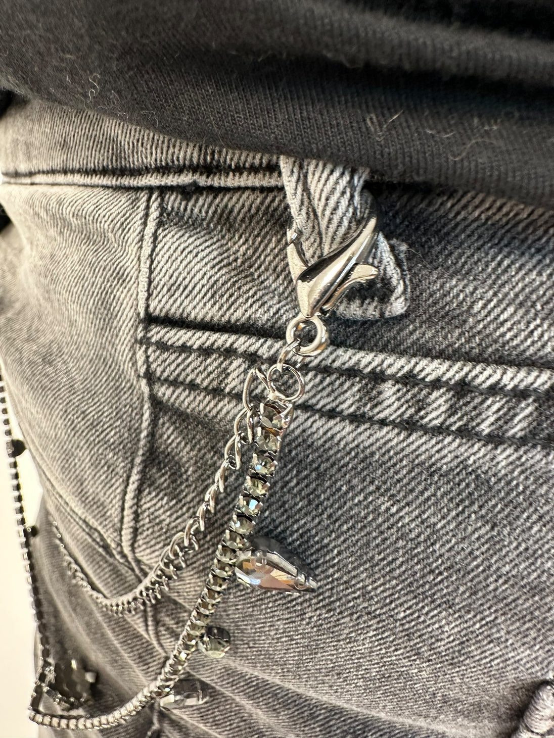 graue Jeans mit kleiner Kette von Mat Fashion - grosse Grössen - DE BOER plus Luzern 