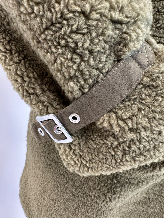 Teddy Mantel mit Verschlussdetail in Khaki von White Label by Rofa_grosse Grössen_DE BOER plu Luzern