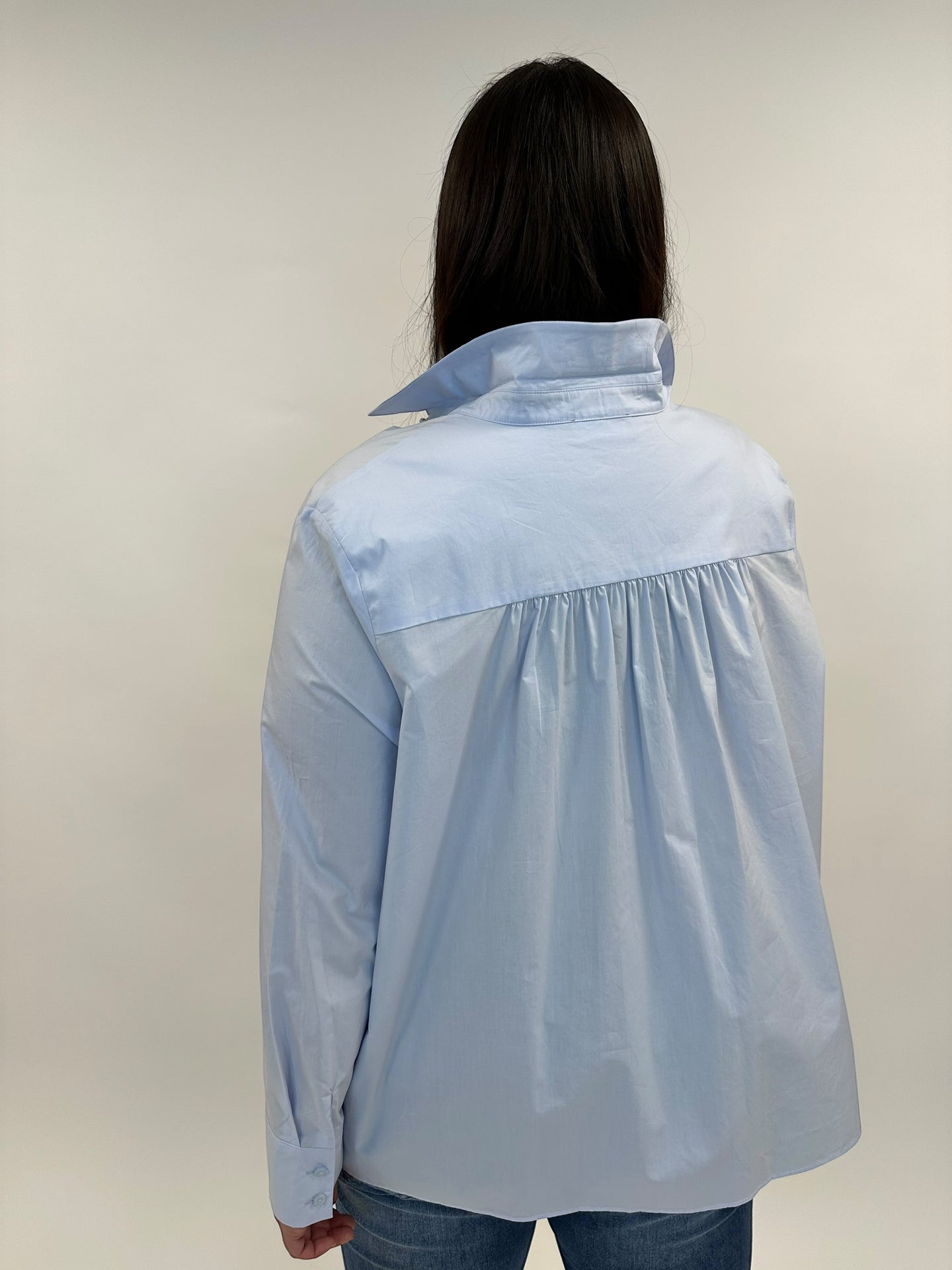 Hellblaue Bluse mit Raffung im Rücken von White Label von Rofa_grosse Grössen_DE BOER plus Luzern_3