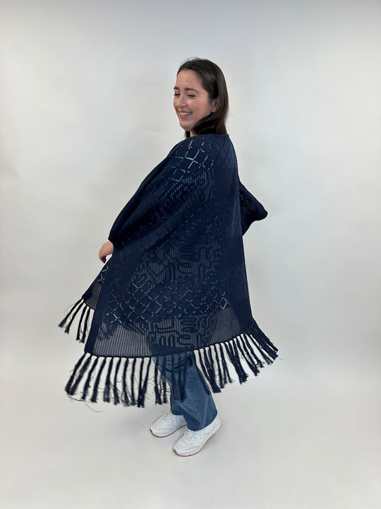 Poncho mit Fransen in Dunkelblau von Yoek Fashion_grosse Grössen_DE BOER plus Luzern_2