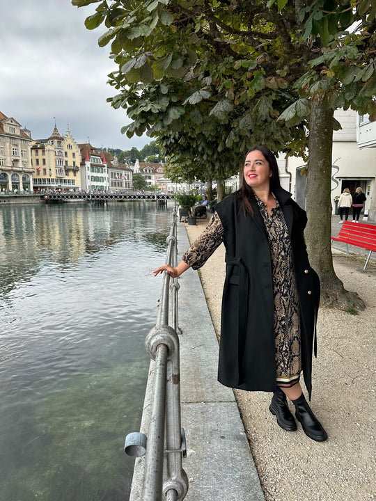 Two in One - Weste und Mantel in Schwarz mit Goldknöpfen und Snake-Print Kleid von Yoek Fashion - grosse Grössen - DE BOER plus Luzern