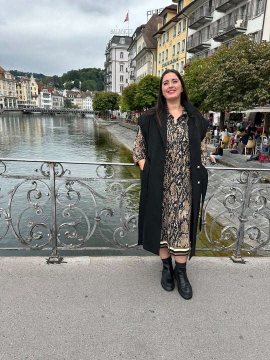 Luzern langes Kleid in Snake-Print mit Mantelweste von Yoek Fashion - grosse Grössen - DE BOER plus Luzern 