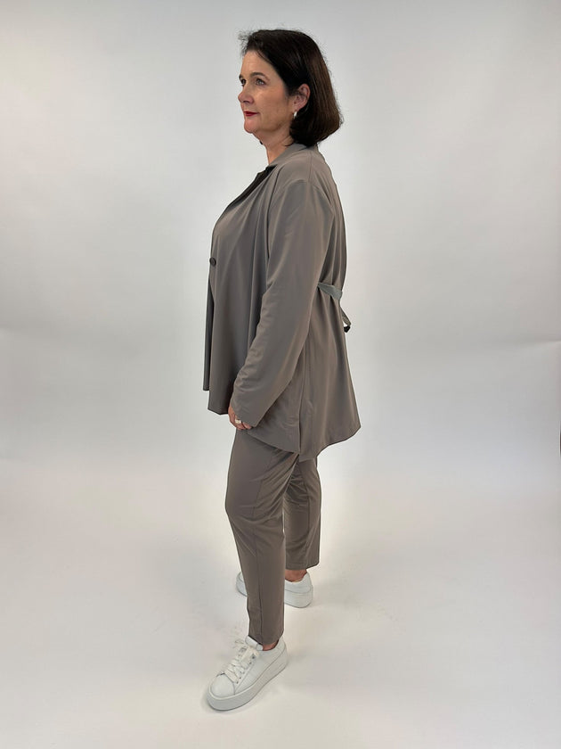 Joggpant-Hose mit Blazer und Blusenshirt in Technomaterial in Taupe von Zeitlos by Luana - grosse Grösssen - DE BOER plus Luzern