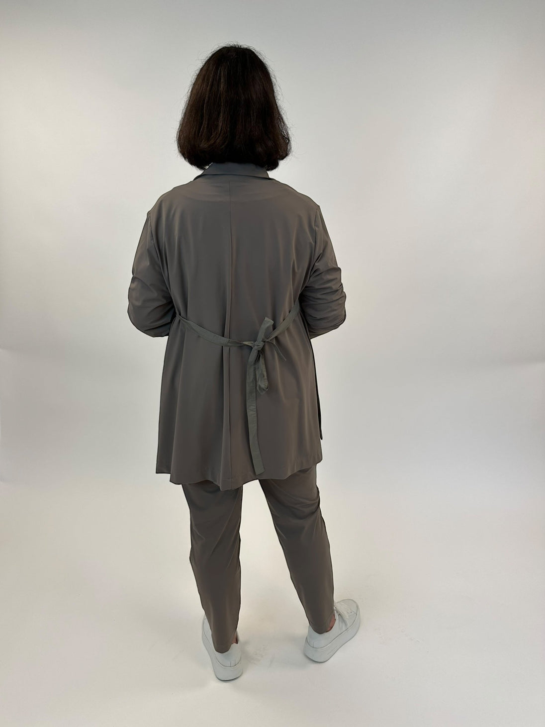 Blazer mit Blusenshirt und Joggpants in Technomaterial in Taupe von Zeitlos by Luana - grosse Grösssen - DE BOER plus Luzern