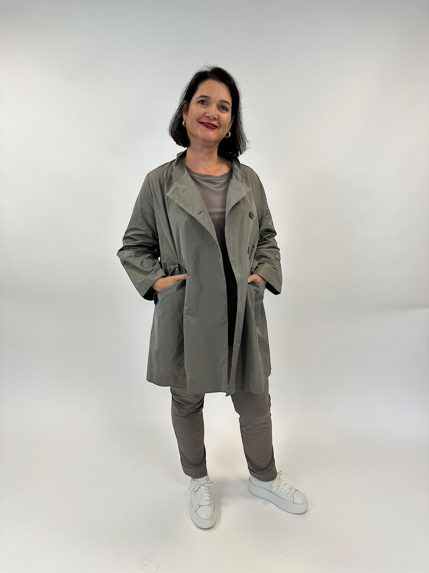 Blusenshirt mit aufgesetzter Tasche und Hose mit Umschlag  in Technomaterial und Taftmantel in Taupe von Zeitlos by Luana - grosse Grösssen - DE BOER plus Luzern