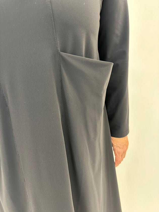 Kleid mit aufgesetzten Taschen in Techno-Stretch und Schwarz von Zeitlos by Luana_grosse Grössen_DE BOER plus Luzern