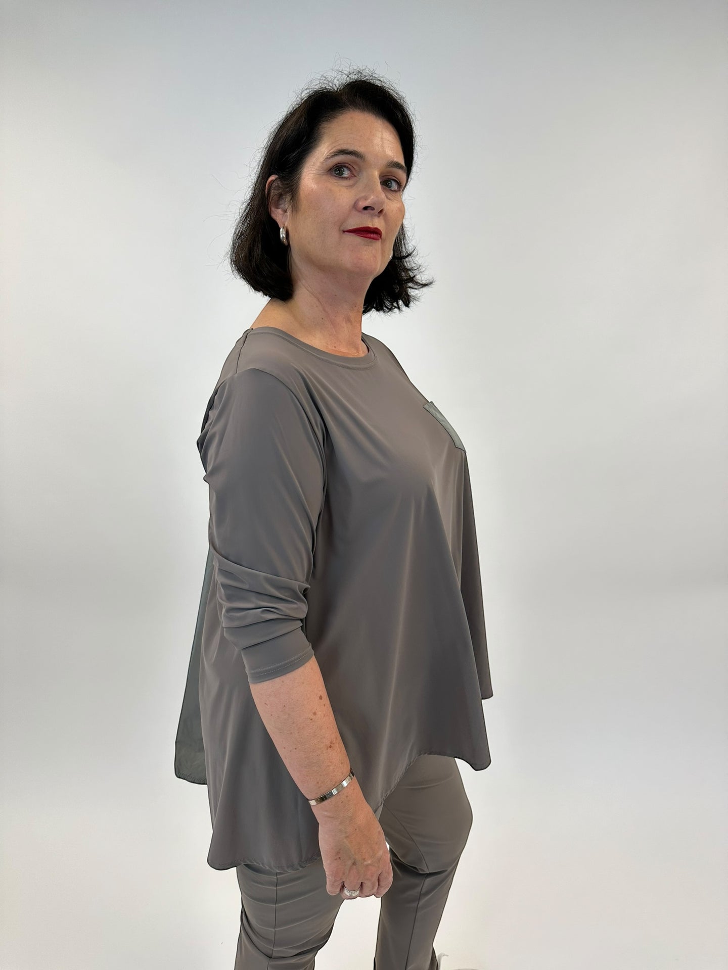 Blusenshirt mit aufgesetzter Tasche in Technomaterial in Taupe von Zeitlos by Luana - grosse Grösssen - DE BOER plus Luzern