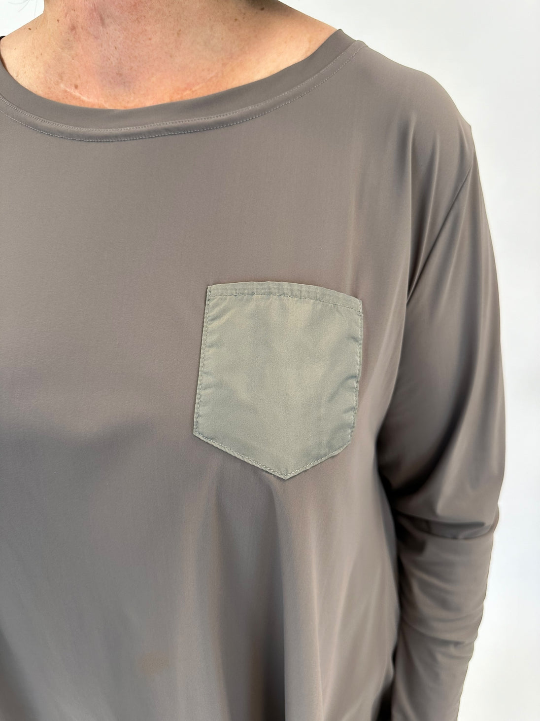 Blusenshirt mit aufgesetzter Tasche in Technomaterial in Taupe von Zeitlos by Luana - grosse Grösssen - DE BOER plus Luzern