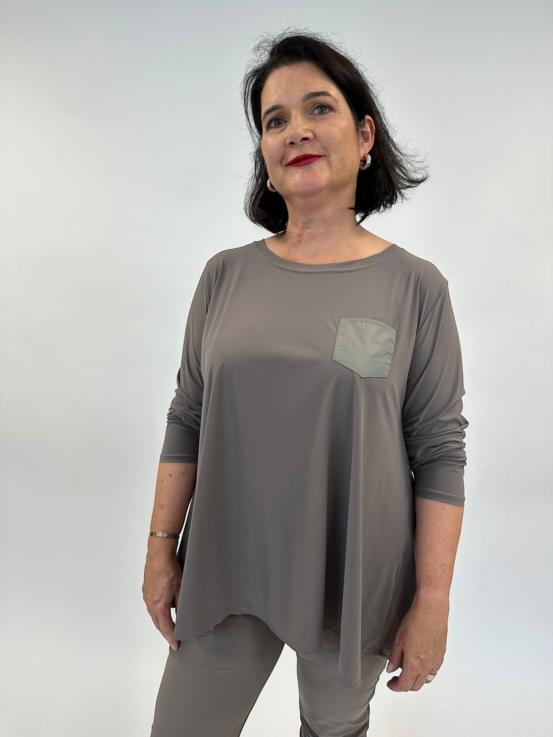 Blusenshirt mit aufgesetzter Tasche in Technomaterial in Taupe von Zeitlos by Luana - grosse Grösssen - DE BOER plus Luzern